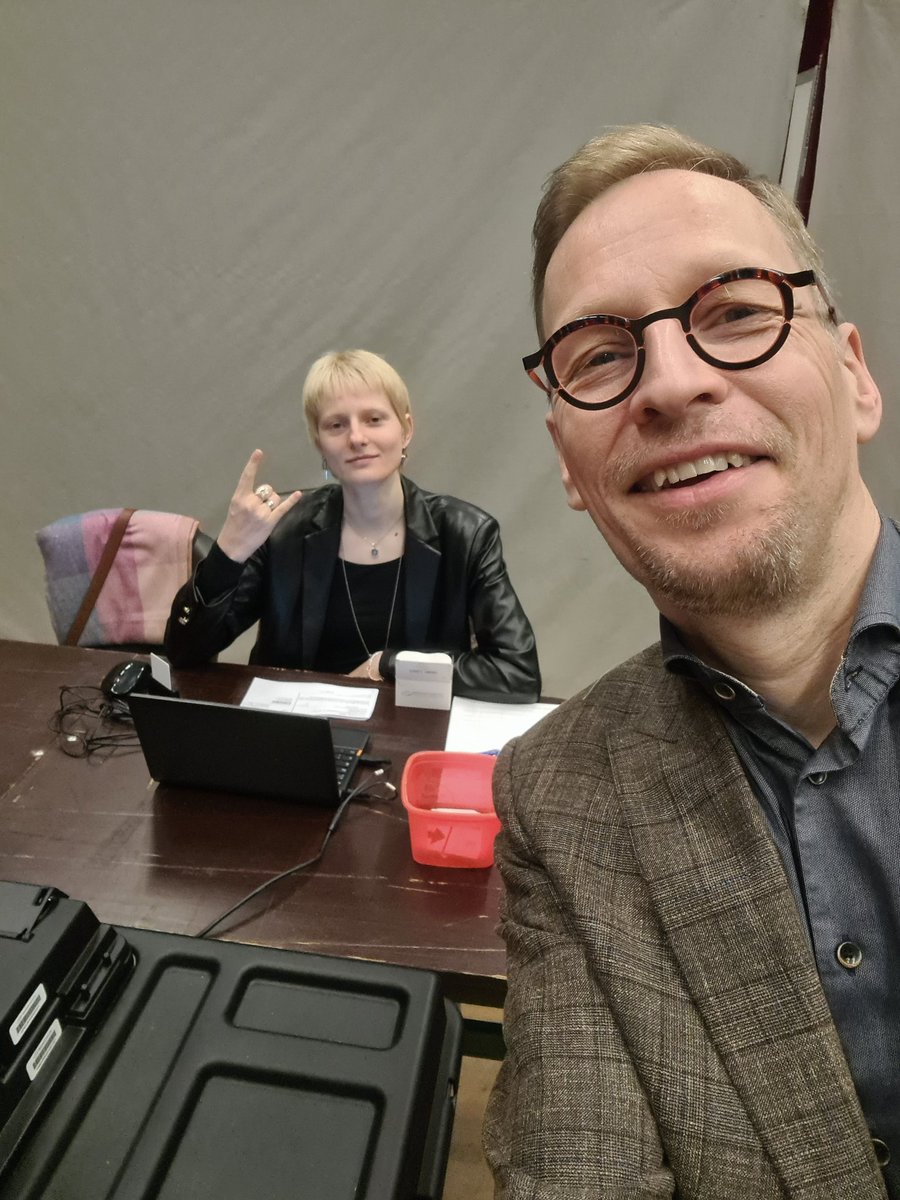 Als voorzitter van kiesbureau 2 verwelkom ik voor het eerst mijn dochter Alexia als bijzitter #kies2024 #verkiezingen2024 <a href="/Stad_Zoutleeuw/">Stad Zoutleeuw</a>