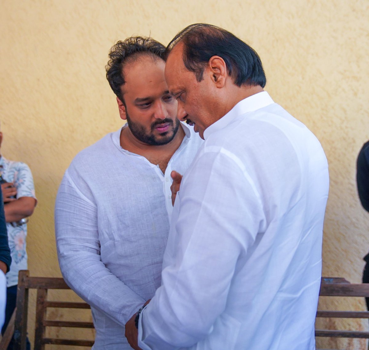 कुपर रुग्णालय मुंबई येथे आमचे दिवंगत सहकारी बाबा सिद्दिकी यांचे चिरंजीव आमदार झिशान सिद्दीकी यांच्यासह त्यांच्या कुटुंबियांची सांत्वनपर भेट घेत सहसंवेदना व्यक्त केल्या.