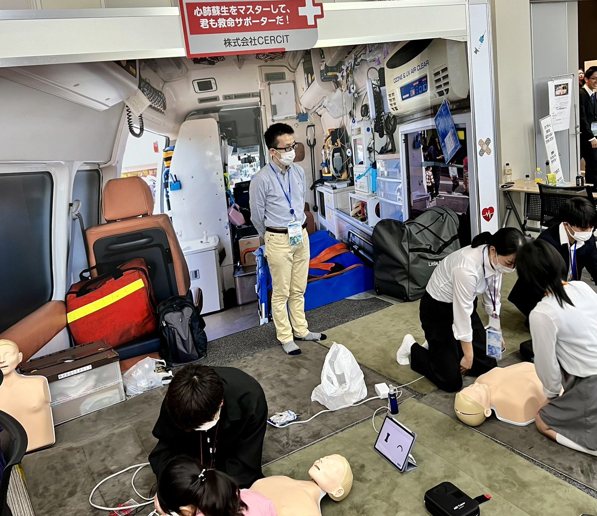 JaamSNS's tweet photo. 親子で楽しめる！WINK企画、Kids ERは大盛況です。WINK企画の会場のみならず学会場は全体的に子どもがいつもより多く、楽しそうな声が聞こえています！
#jaam52 https://t.co/nlRXW9KrXJ