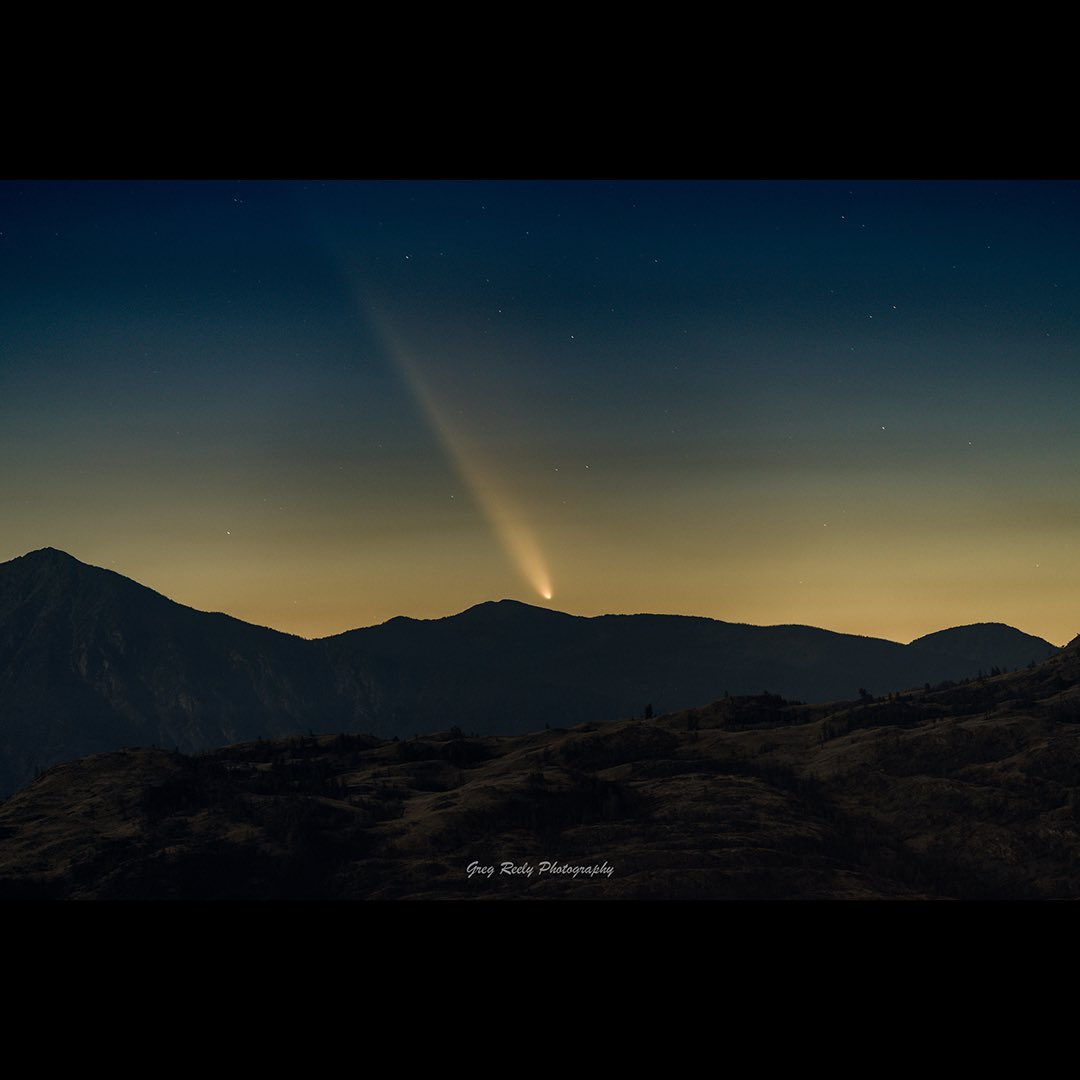 Greg_in_Osoyoos's tweet image. Comet C/2023 A3 Tsuchinshan-ATLAS made its closest pass to earth today, only 70,000km away.  A once-in-80,000-years event !   October 12, 2024.  #astro #stars #comet #nightsky #TsuchinshanATLAS #okanagan #BC # Canada #fall #autumn #sunset