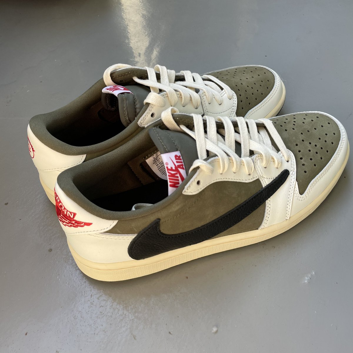 トラヴィスAJ1これは履くと決めていたので早速履いていく
履いてなかったのを処分して買ったのでその分たくさん履いてあげないと
ヒモはアイボリーのものに変更してみました
#リバースオリーブ