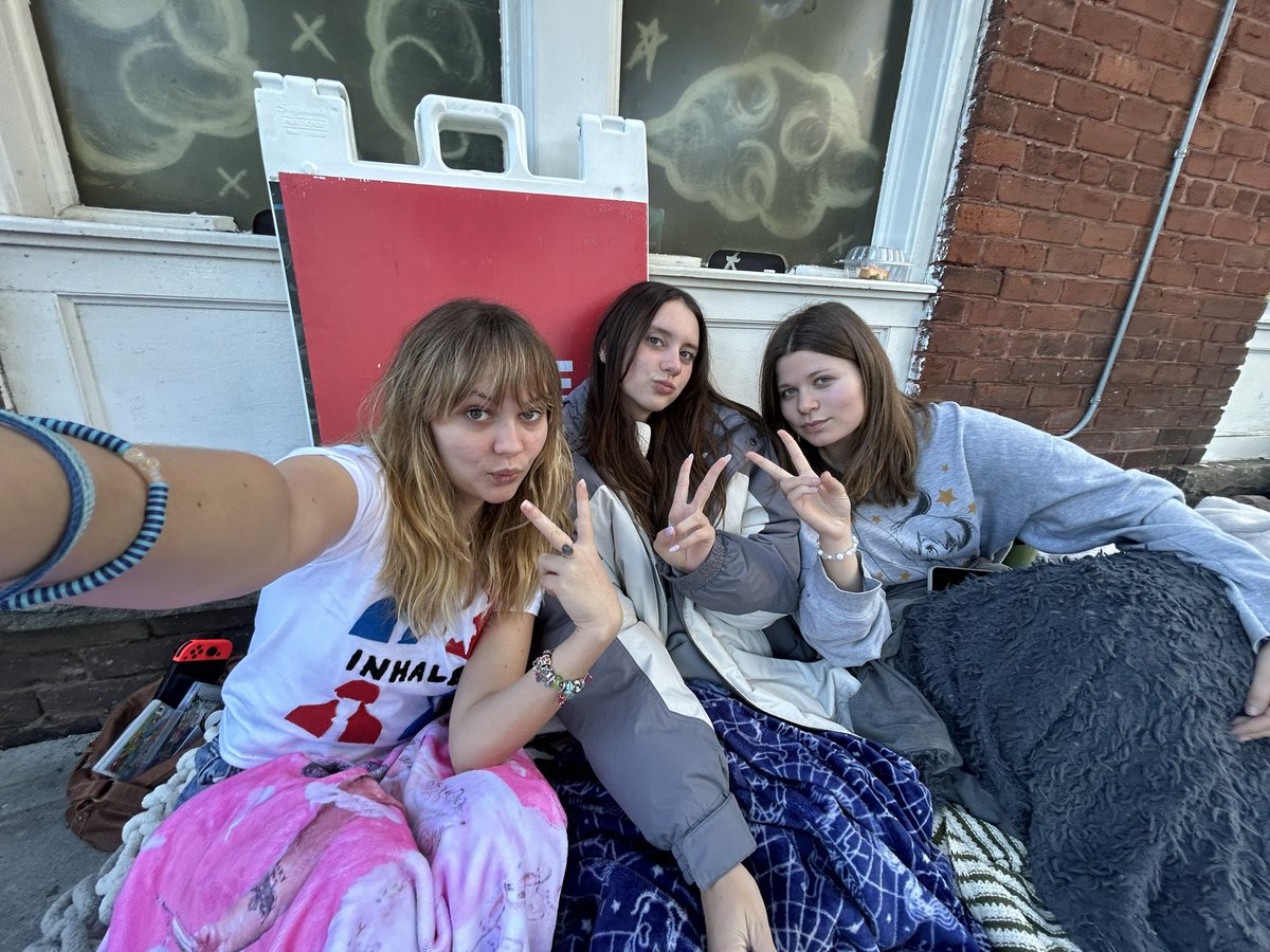 ALSO I HUNG OUT WITH SKY AND FAITH ALL DAY??? OOMFCHELLA !!!!