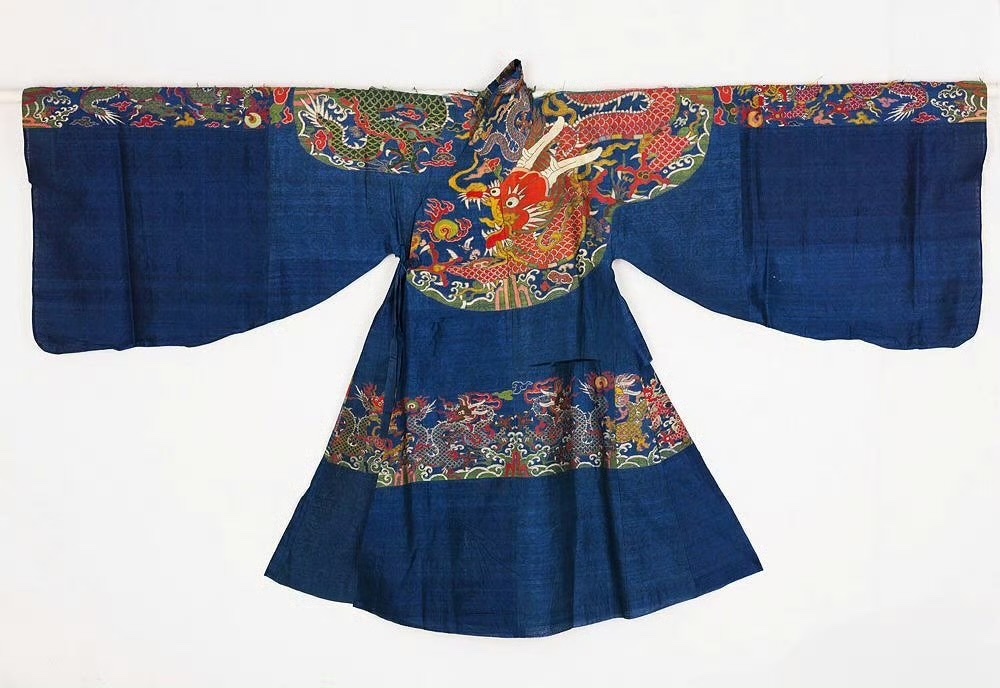 Early Ming Dynasty Zhayan Mao 奓檐帽 (brim hat) 

Ref: 明 佚名《四季賞玩圖》故宮博物院藏 + Confucius Museum Ming Dynasty blue gauze python robe (four claw dragon) 孔子博物館藏 明 藍地妝花紗蟒

Photo Cr: 控弦司 @ Weibo App 

#art 
#fashion 
#chinese 
#chineseart
#hanfu #漢服 #汉服