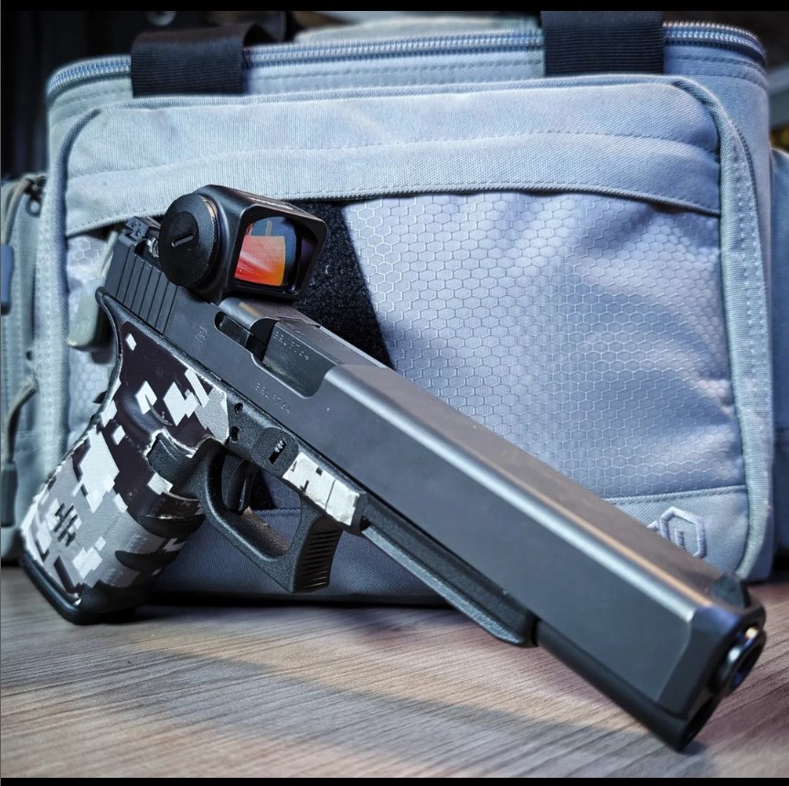 GideonOptics's tweet photo. Pic blatantly stolen from @chrisfromthe740 who has put his Gideon Granite MOS Comp on a Glock lonnnnng boiiiiiii. Now doesn't that just look right? #glock #longslide #pewlife #competition #racegun https://t.co/6ZYQmwH2a9