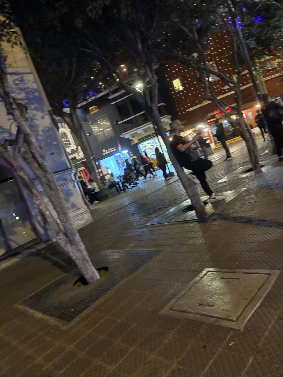 allyromanz's tweet photo. ALERTA 🚨🚨‼️ @MuniMiraflores 
El día de ayer 1 hombre de aprox 28 años, tez bronceada, con lentes y de aprox 1.73m se acercó a una amiga en el paradero del Parque Kennedy, y luego quiso convencerla de tomar un taxi con el porque no había transporte y luego le dijo que le podia https://t.co/9DerLRO6Jz