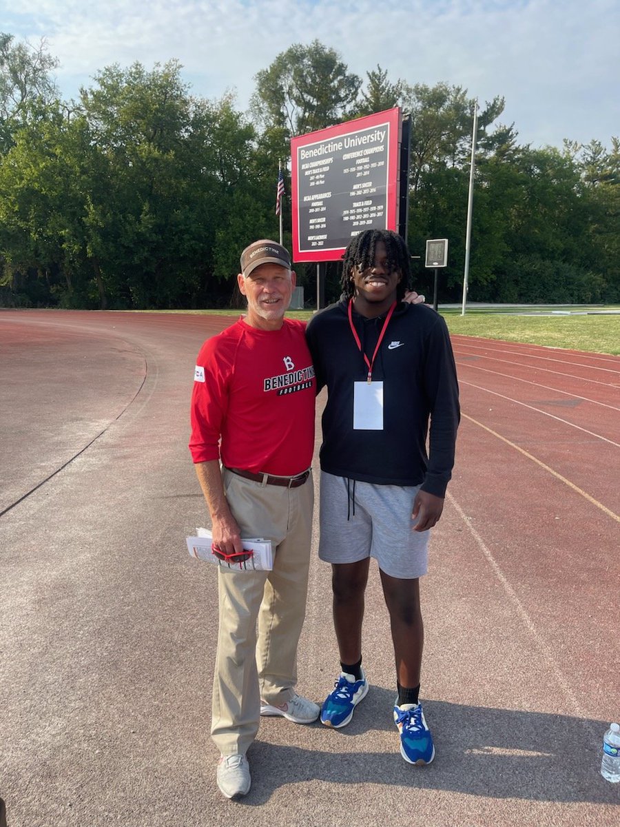 PrenticeSmith23's tweet image. Had an amazing experience at the @BenUFootball gameday visit! Thank you @CoachSchradesBU, @CoachPonx, @CoachLandoBenU and the rest of the Benedictine staff,for letting me experience what Benedictine has to offer! @PSHScougarFB @PSHS_Athletics @DeepDishFB @AllenTrieu @OJW_Scouting