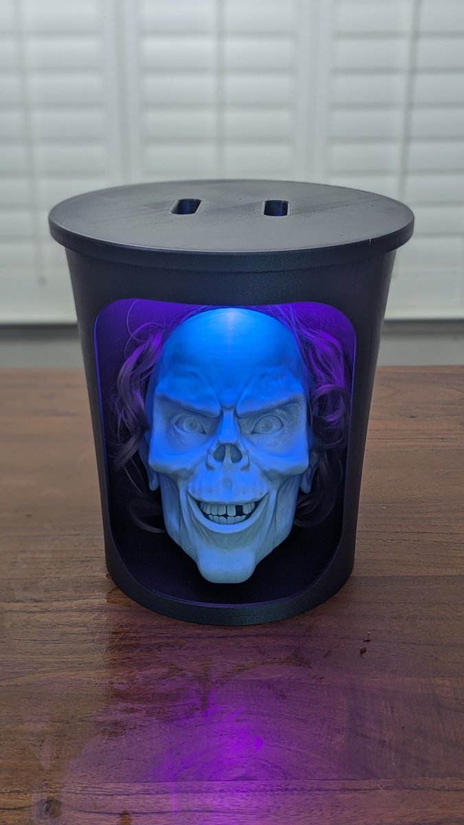 keridel's tweet image. I&apos;m very very happy with how this came out. Only the hair isn&apos;t 3d printed on the @Prusa3D XL
I @3DGloop the scary face to the hatbox then the lid on top. It&apos;s rock solid too
