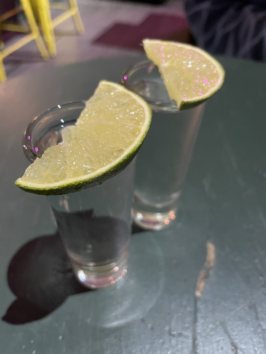 メキシコ国外には出ない秘蔵の美酒、メスカル🇲🇽🍸
味はマイルドでスモーキーなテキーラという感じでした！ここグアナファトは標高が2000mもあるので朝晩は冷え込みます。なので度数の高いお酒で身体を温めるのもありです！