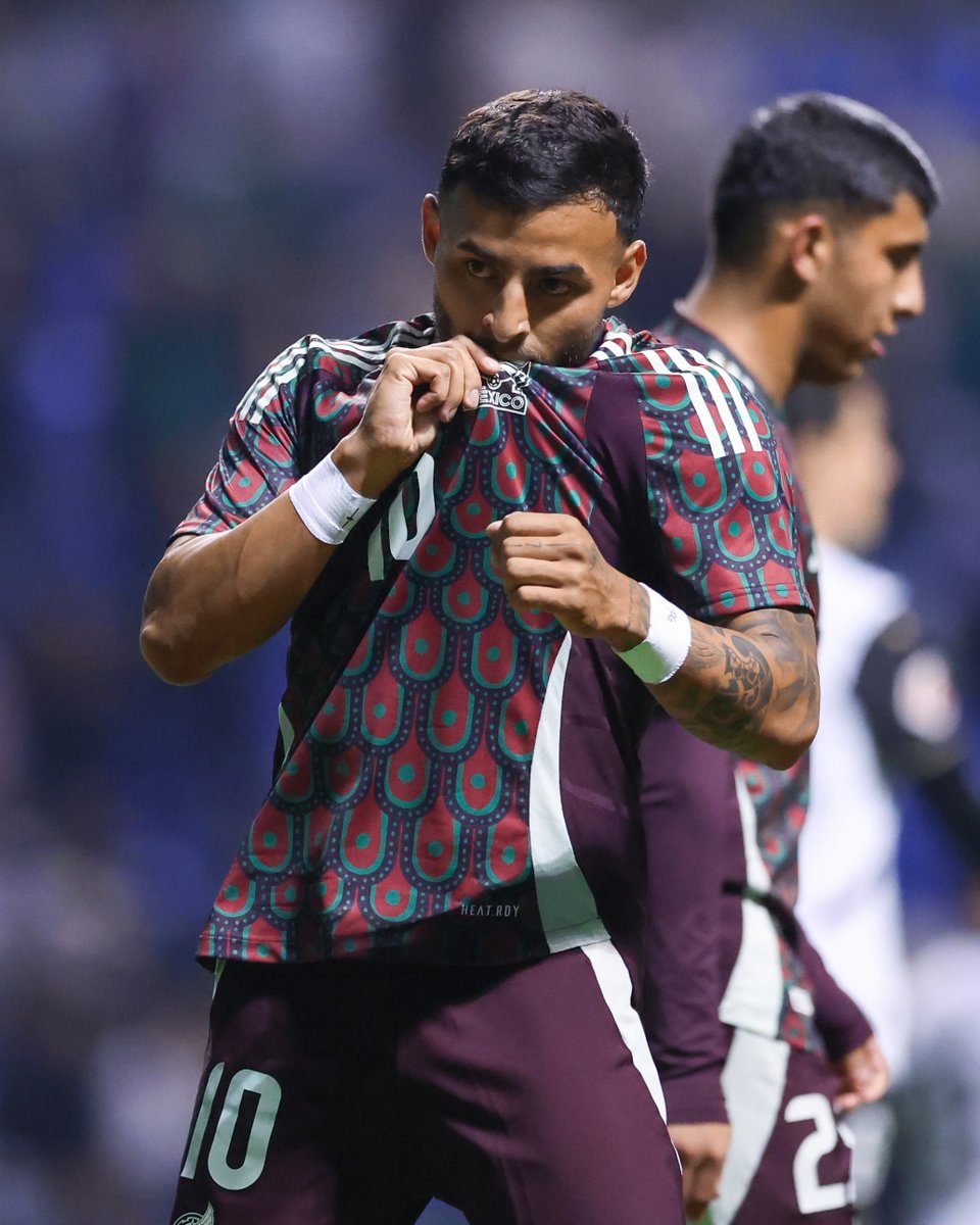 miseleccionmx's tweet photo. ¡ESTE ESCUDO!🤩🇲🇽

Así celebró Alexis Vega (@Alexis_Vega9) nuestro primer gol de la tarde.

🇲🇽  1-0  @valenciacf https://t.co/U7UJ7rvhnV