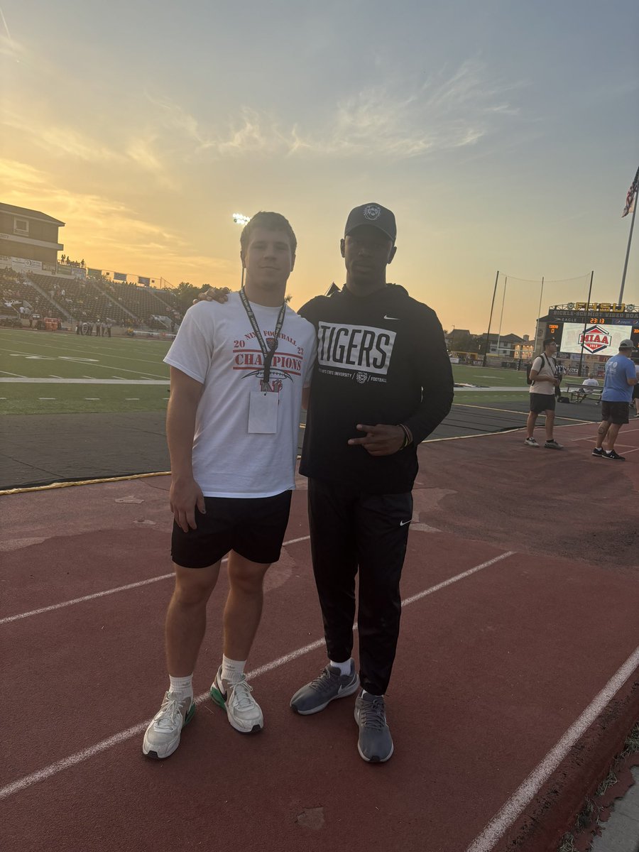 Thank you <a href="/CoachJud_21/">Shabre Judkins</a> for having me out. It was a great experience!@FortHaysState