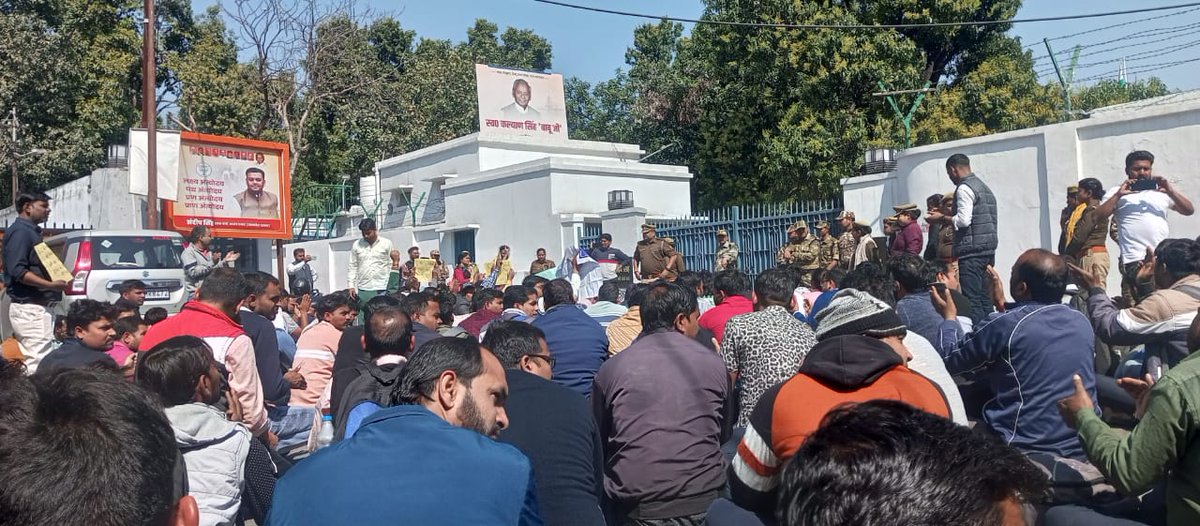 #69000शिक्षकभर्ती_सुप्रीमकोर्ट_मामला
<a href="/narendramodi/">Narendra Modi</a> जी इतने वर्षों के संघर्ष के बाद हाईकोर्ट आरक्षण पीड़ितों1 के पक्ष में न्याय करता है, <a href="/UPGovt/">Government of UP</a> न्याय न देकर सुप्रीम कोर्ट में फंसने के इंतज़ार करती है और मामला फस जाता है डेट लगती है पर सुनवाई नही होती "ये घोर अन्याय है" <a href="/kpmaurya1/">Keshav Prasad Maurya</a>
