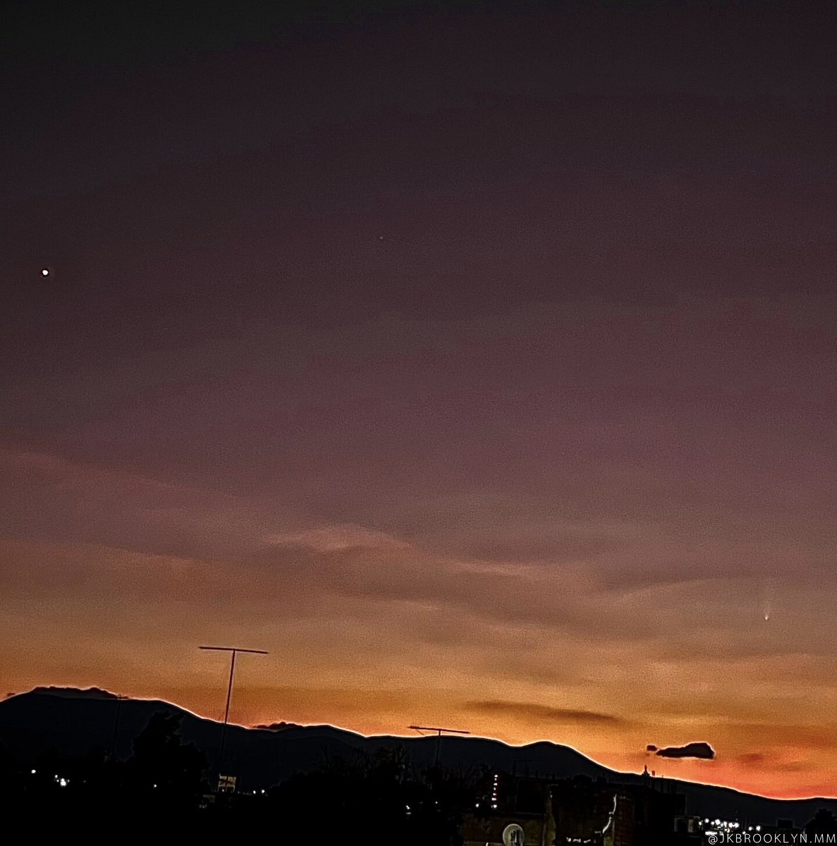 webcamsdemexico's tweet photo. #C/2023 A3 (Tsuchinshan–ATLAS) visto desde el Centro de #Tehuacán, #Puebla, #México.

#CometaDelSiglo #astronomia 

Vía: @pm_valenciav.
https://t.co/LTDIoetODh