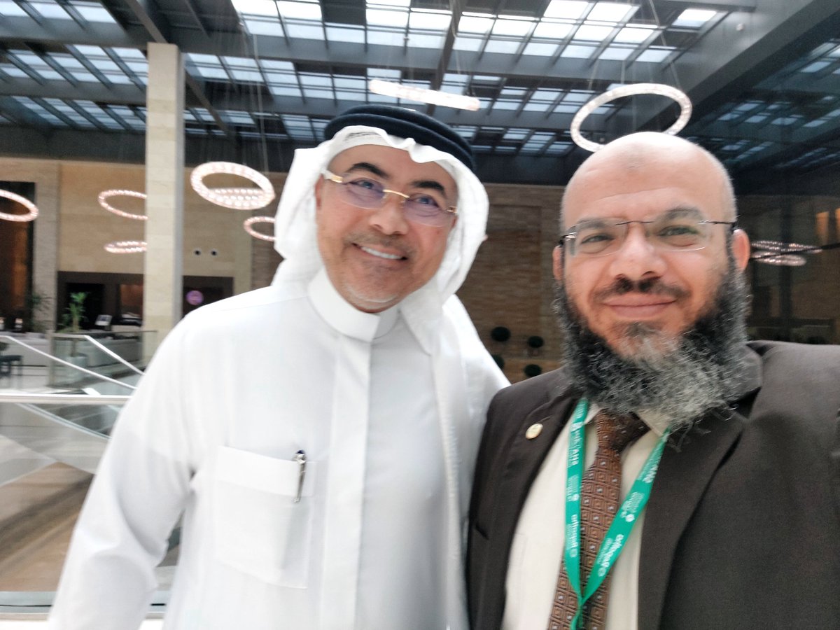 مع سعادة الدكتور عادل طاش رئيس المركز الوطني للقلب ورائد من رواد جراحةالقلب أثناء فعاليات المؤتمر السنوي لجمعية القلب السعودية. SHA2024 المقام بالرياض.