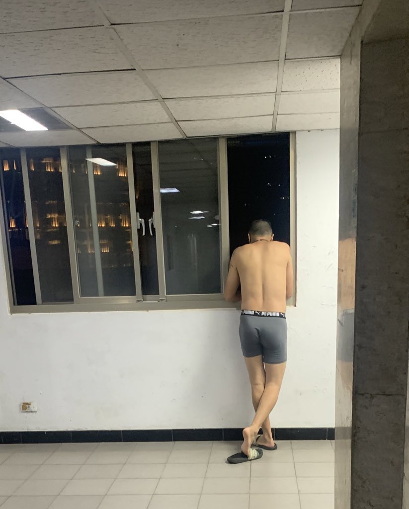 男友家的鄰居常常叼著菸在走廊上抽。都只穿一件內褲，前面的尺寸好像跟我差不多