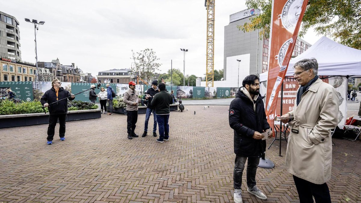leidschdagblad's tweet photo. Banieren met ‘Liever Turks dan paaps’ wapperen weer even in Leiden. ‘Ik hoop dat we over pakweg 200 jaar ons doel bereikt hebben’ https://t.co/EAIzUBwysG https://t.co/0mrd1RzXZ5