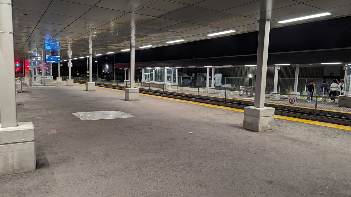 _ChanFace's tweet photo. Not enough seats at Bramalea GO so people resort to sitting on the stairs. Would be possible to adr a few benches to this wide empty platform? @GOtransit https://t.co/vzz9xKP6NY