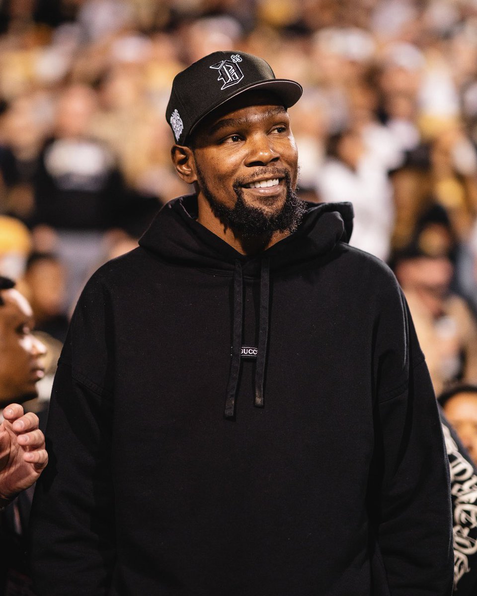 CUBuffsFootball's tweet photo. Kevin Durant in the building 👀

@KDTrey5 x #GoBuffs https://t.co/ggXRSPr7Ai