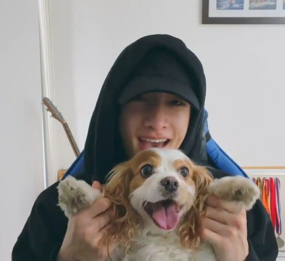 yngbkai's tweet photo. Todo está bien hasta que recuerdo que esta semana los chicos viajan a australia y nuestros aussie boys podrá reunirse con su familia 😭🥺 https://t.co/QyS8UzPKpU