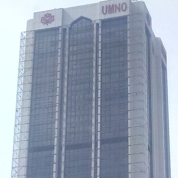 DrMasIindaSis's tweet image. Hai @DBKL2u saya nak lapor premis yang meminggirkan Bahasa Melayu di papan tanda mereka 😁