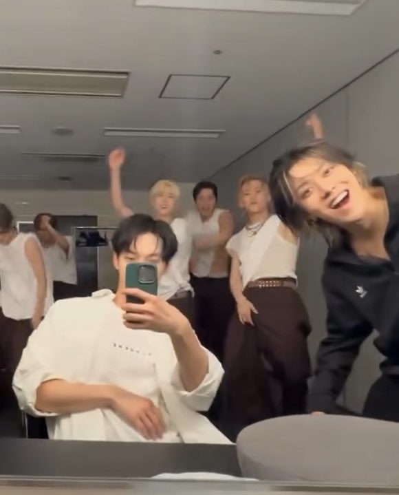 wasthesummerof's tweet photo. 유타 귀 여 워 !!!!!!!!! https://t.co/vwJdPos80h