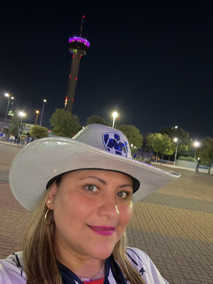 bravo_mendez's tweet image. San Antonio es #Rayado 💙🤍🇫🇮