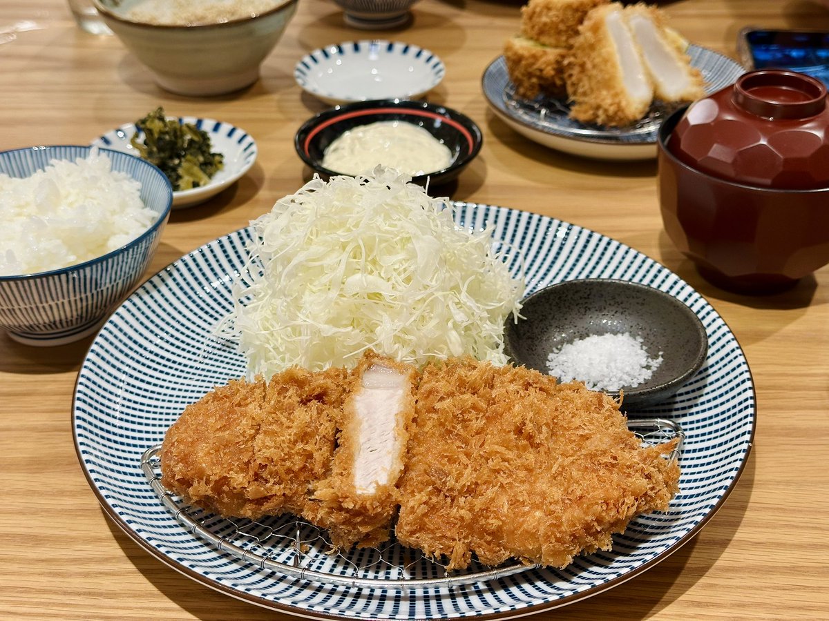 bongtao's tweet photo. Kiwami (Gaysorn Tower)

เป็นร้านทงคัตสึที่หมูทอดดีตามความคาดหวัง แค่จิ้มเกลือก็อร่อยแล้ว ที่เหนือความคาดหวังคือ องค์ประกอบอื่นๆมันดีทุกอย่าง ข้าวสวยหุงหนึบ ผักดองอร่อย ซุปมิโสะกลมกล่อม กะหล่ำซอยละเอียด 

แนะนำให้สั่งโฮตาเตะทอดเพิ่ม ทอดได้สุกกำลังดี และตัวใหญ่เกินราคา https://t.co/BjSHjO0FYA