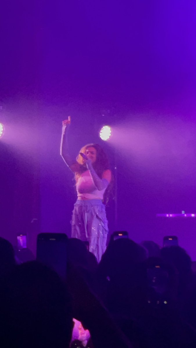 WillyNillyMilly's tweet photo. Run, don’t walk to see a @torikelly near you! https://t.co/YmbvZoJXRF