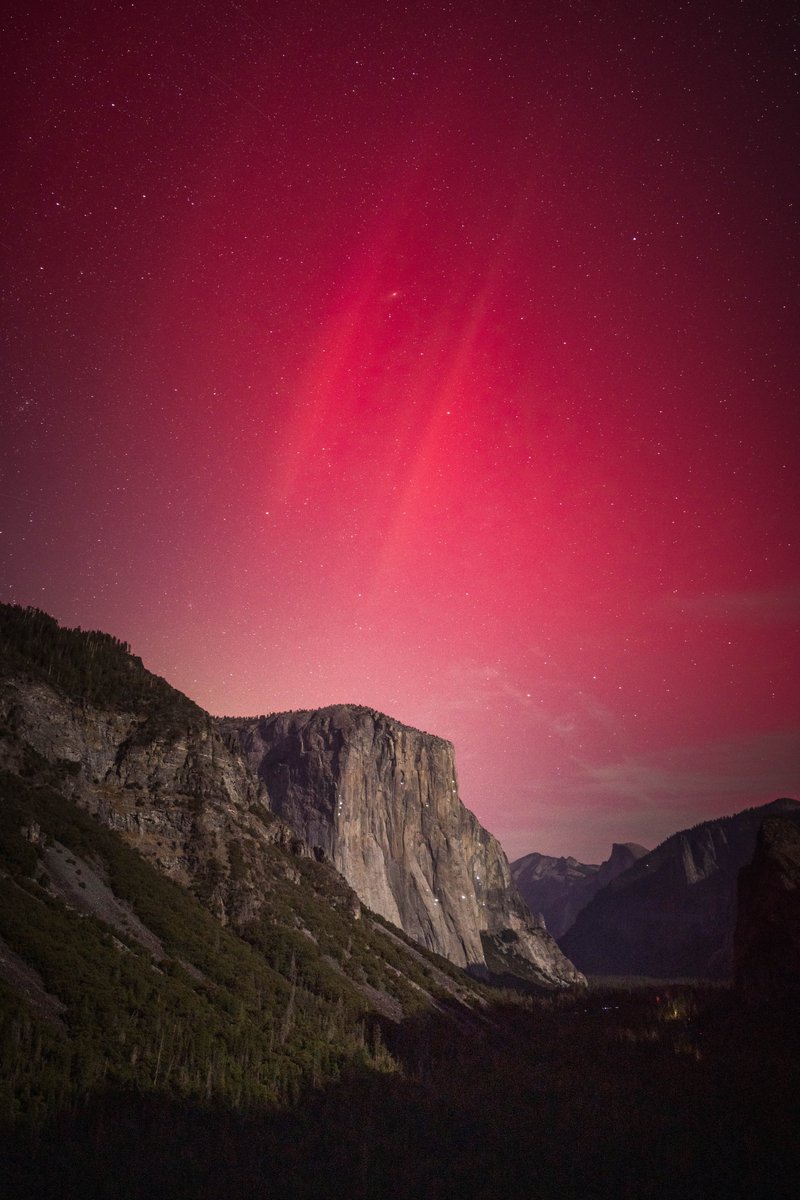 Negative_Tilt's tweet image. Unreal deep red Aurora in Yosemite this week!! #northernlights