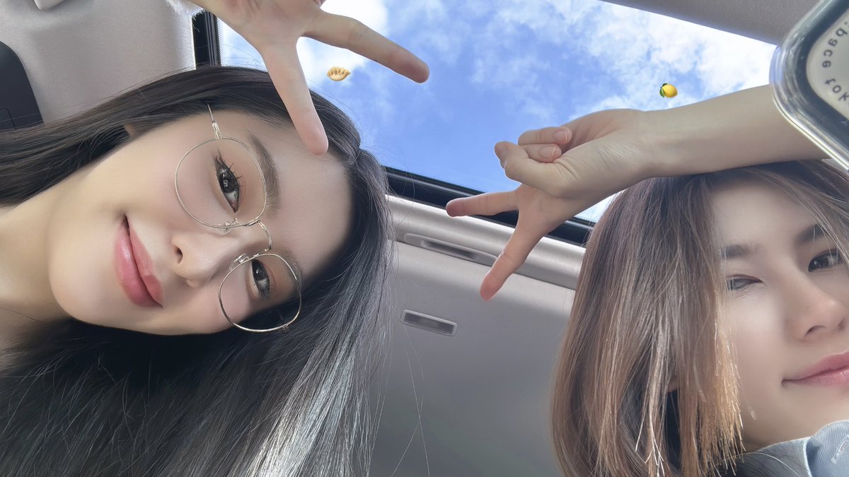 Lookkaeww_k's tweet photo. วันนี่ลูกแก้ว🔮ออกมาทำหน้าที่เป็นเกี๊ยวซ่าทั้งวันเลย🥟 คงไม่ค่อยได้จับโทรศัพท์! ต้องคิดลูกโลกมากๆแน่ๆ OMG!! 😵‍💫🌍

LOVE SENIOR SPECIAL Q2
#พี่ว้ากตอนพิเศษคิว2
#lookkaewkamollak https://t.co/8CYx1gcnDG
