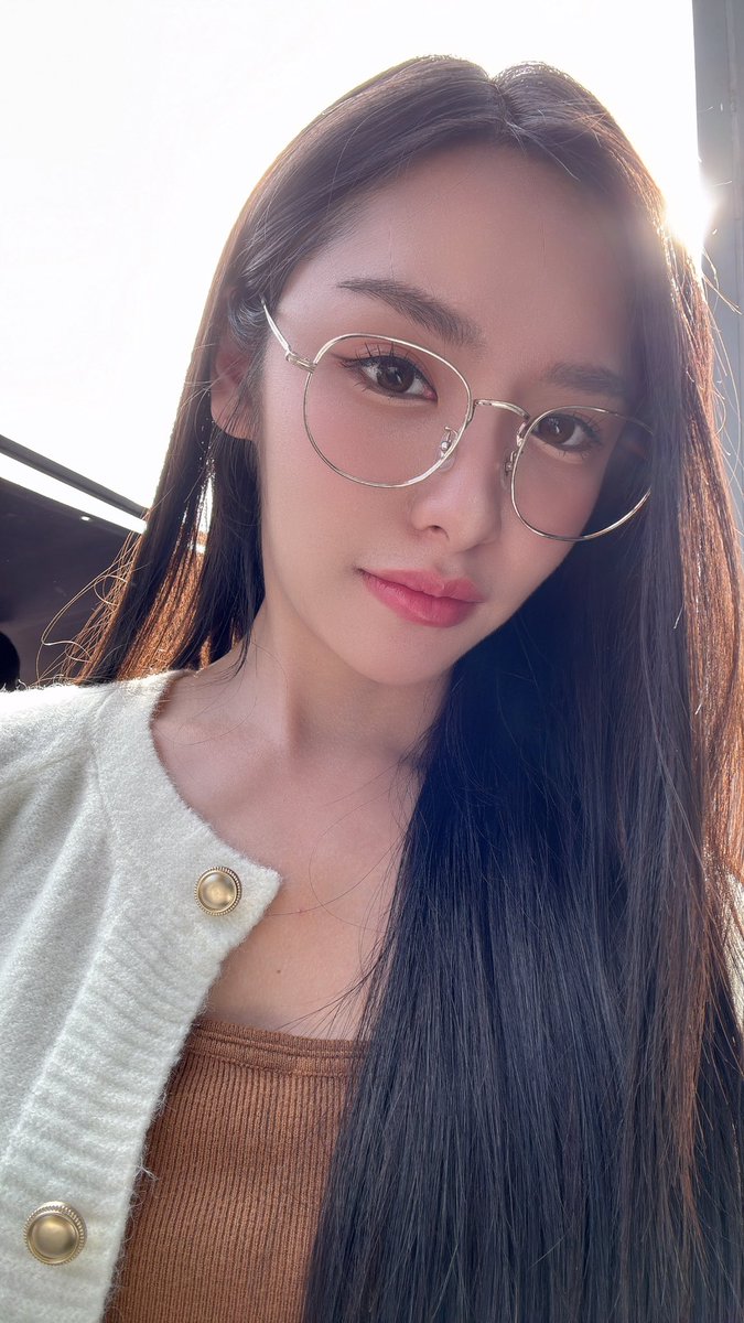 Lookkaeww_k's tweet photo. วันนี่ลูกแก้ว🔮ออกมาทำหน้าที่เป็นเกี๊ยวซ่าทั้งวันเลย🥟 คงไม่ค่อยได้จับโทรศัพท์! ต้องคิดลูกโลกมากๆแน่ๆ OMG!! 😵‍💫🌍

LOVE SENIOR SPECIAL Q2
#พี่ว้ากตอนพิเศษคิว2
#lookkaewkamollak https://t.co/8CYx1gcnDG