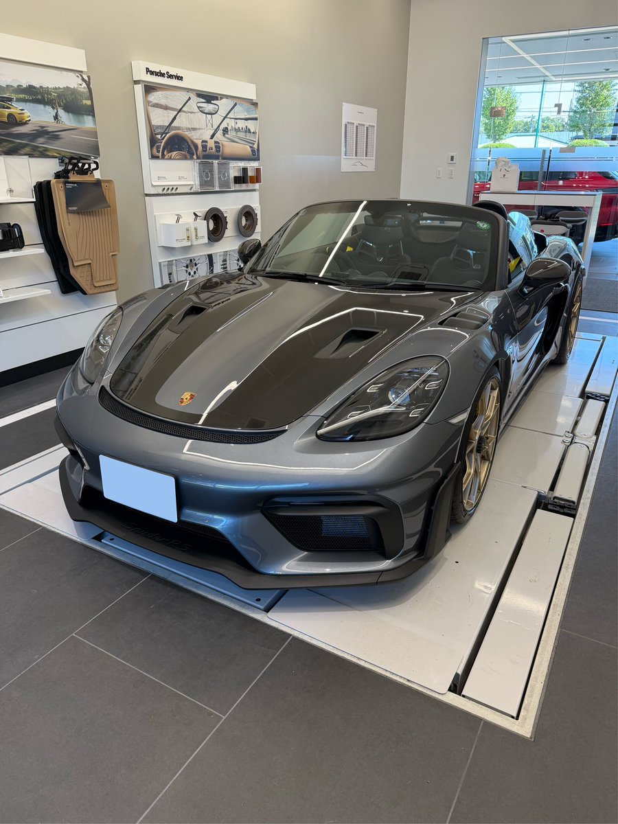 kazuyuki_mo's tweet image. スパイダーrs、一年半待って本日納車でした。サテンネオダイム塗装ホイール心配でしたが、自分としてはバッチリ👌
月末迄にコーティングとプロテクションフィルム施工でしばらくお別れです。
タイヤは残念ながらDUNLOP😭

#スパイダーrs
#spyder rs
#718
#ポルシェ
#718スパイダー
#オープンカー