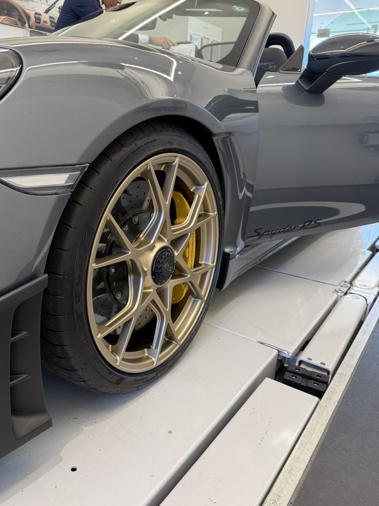 kazuyuki_mo's tweet image. スパイダーrs、一年半待って本日納車でした。サテンネオダイム塗装ホイール心配でしたが、自分としてはバッチリ👌
月末迄にコーティングとプロテクションフィルム施工でしばらくお別れです。
タイヤは残念ながらDUNLOP😭

#スパイダーrs
#spyder rs
#718
#ポルシェ
#718スパイダー
#オープンカー