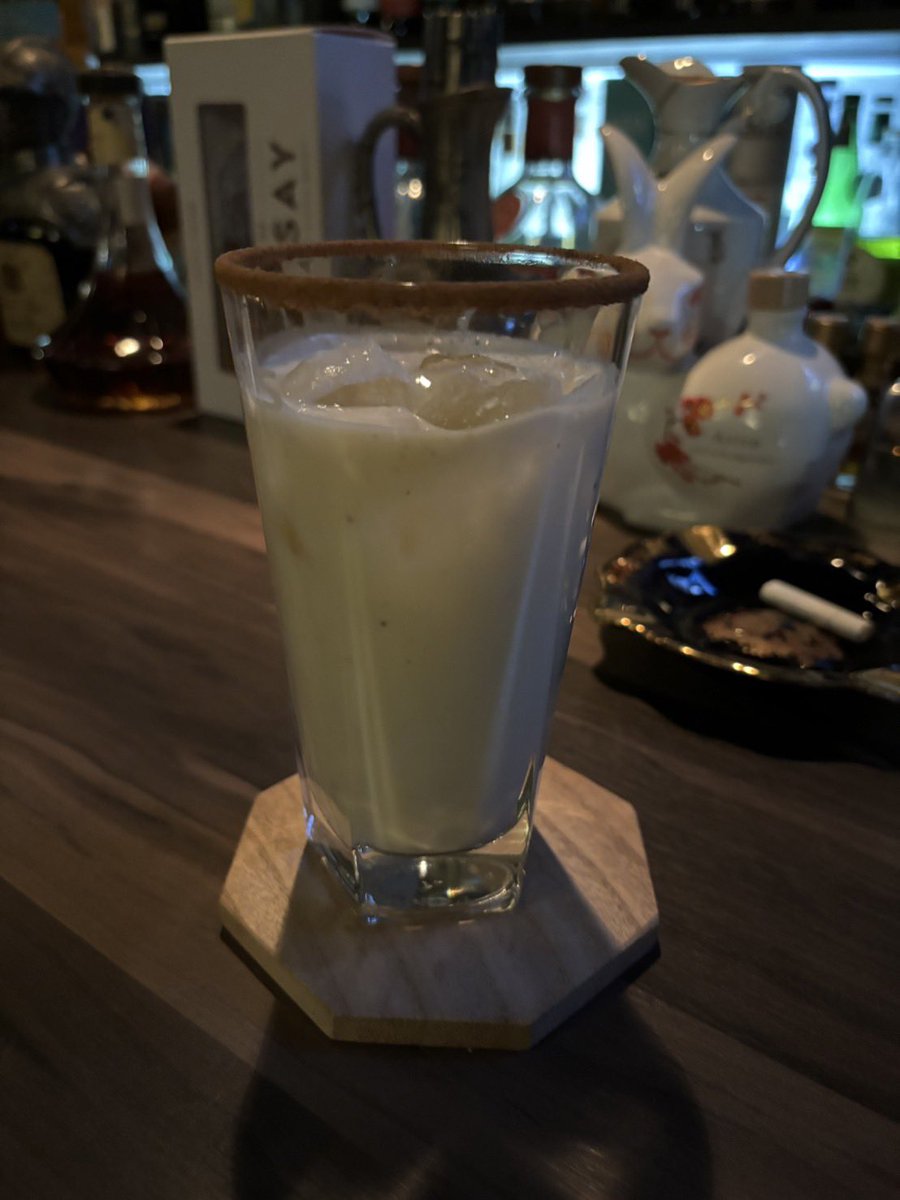 kanteiyamagata2's tweet photo. 前に山形のBar 12で飲んだノンアルカクテル🍋✨
レモン?ライム?のくるっとした巻きがかわいすぎて、思わず写真撮っちゃった📸
ノンアルでもここまでおしゃれに楽しめるって最高じゃない?😆
#山形 #Bar12 #ノンアルカクテル #また行きたい https://t.co/zlX6i9DEgN