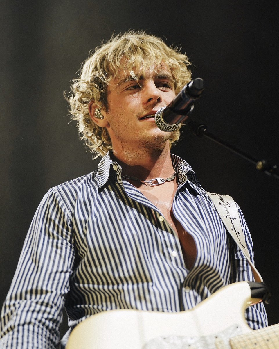 DailyRoss's tweet photo. .@RossLynch on stage in Paris, France - October 7 💙

📸: jackcanalplus on Instagram https://t.co/YQLM4yUMj5