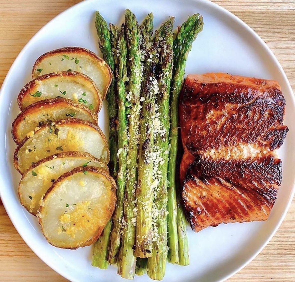foodietechlab's tweet photo. Pick a protein platter for Dinner 🥗🥘 ~ Salmon 🍣, Scallops, Prawns 🍤, Chicken 🍗 https://t.co/OiSaa92YQG