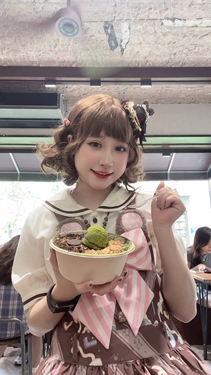 AliceAlinAl's tweet photo. 吃个甜甜的 #女友 #眼镜娘 #大学生 #美女 #少女 #Lolita系 #lolita #lolitagirl #lo娘 #汉服 #自拍 #可爱 #萌妹 #日系 #三坑 #ap #少萝 https://t.co/Bfusuc94IX