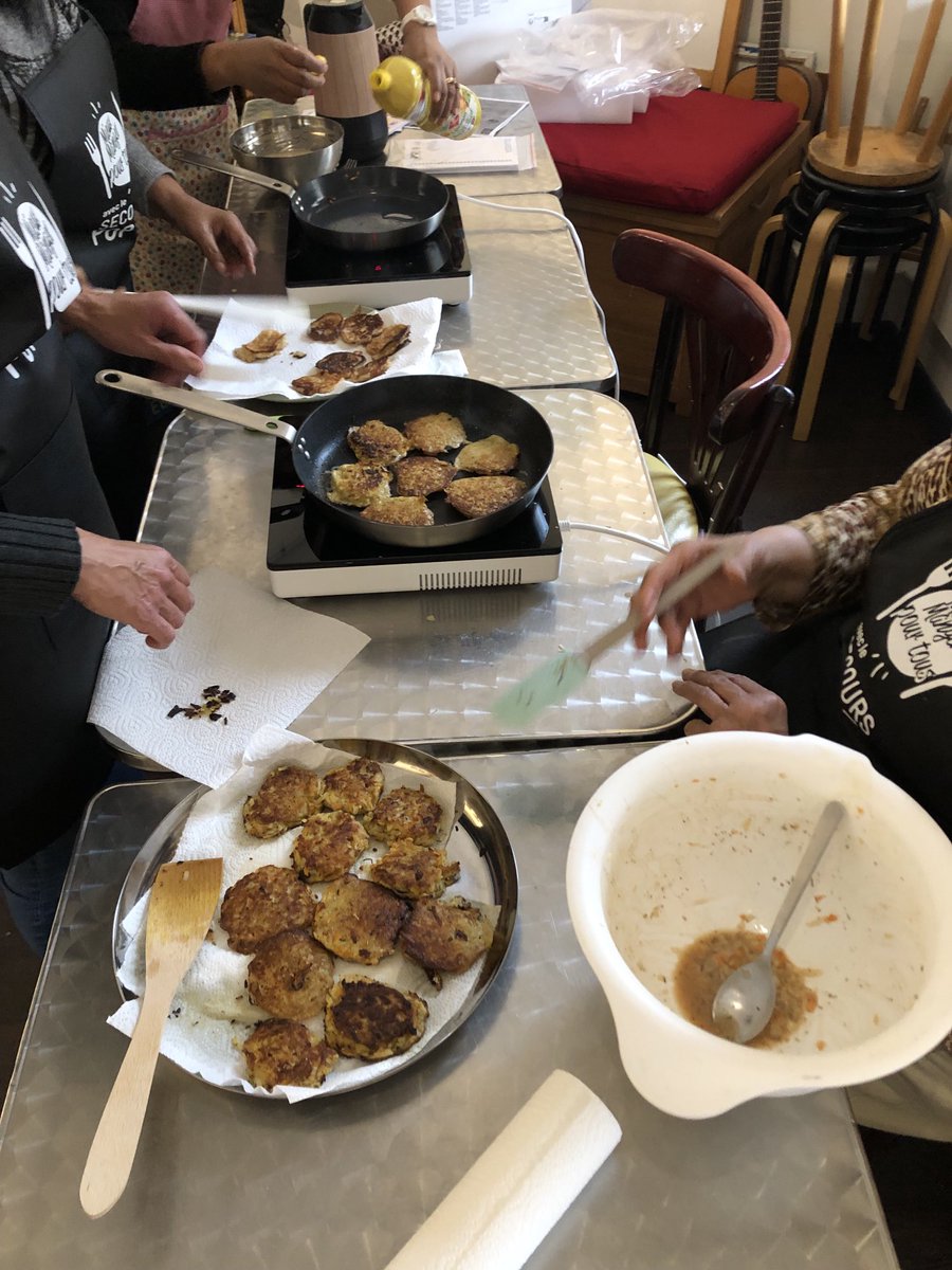 Atelier cuisine ce samedi après-midi au restaurant ⁦<a href="/cafeschmilblick/">Le Schmilblick</a>⁩ à ⁦<a href="/Montrouge92/">Ville de Montrouge</a>⁩ avec des bénéficiaires du <a href="/spf92/">Shean Patrick Flynn</a> Montrouge. Ambiance conviviale. Merci et bravo aux participants et animateurs