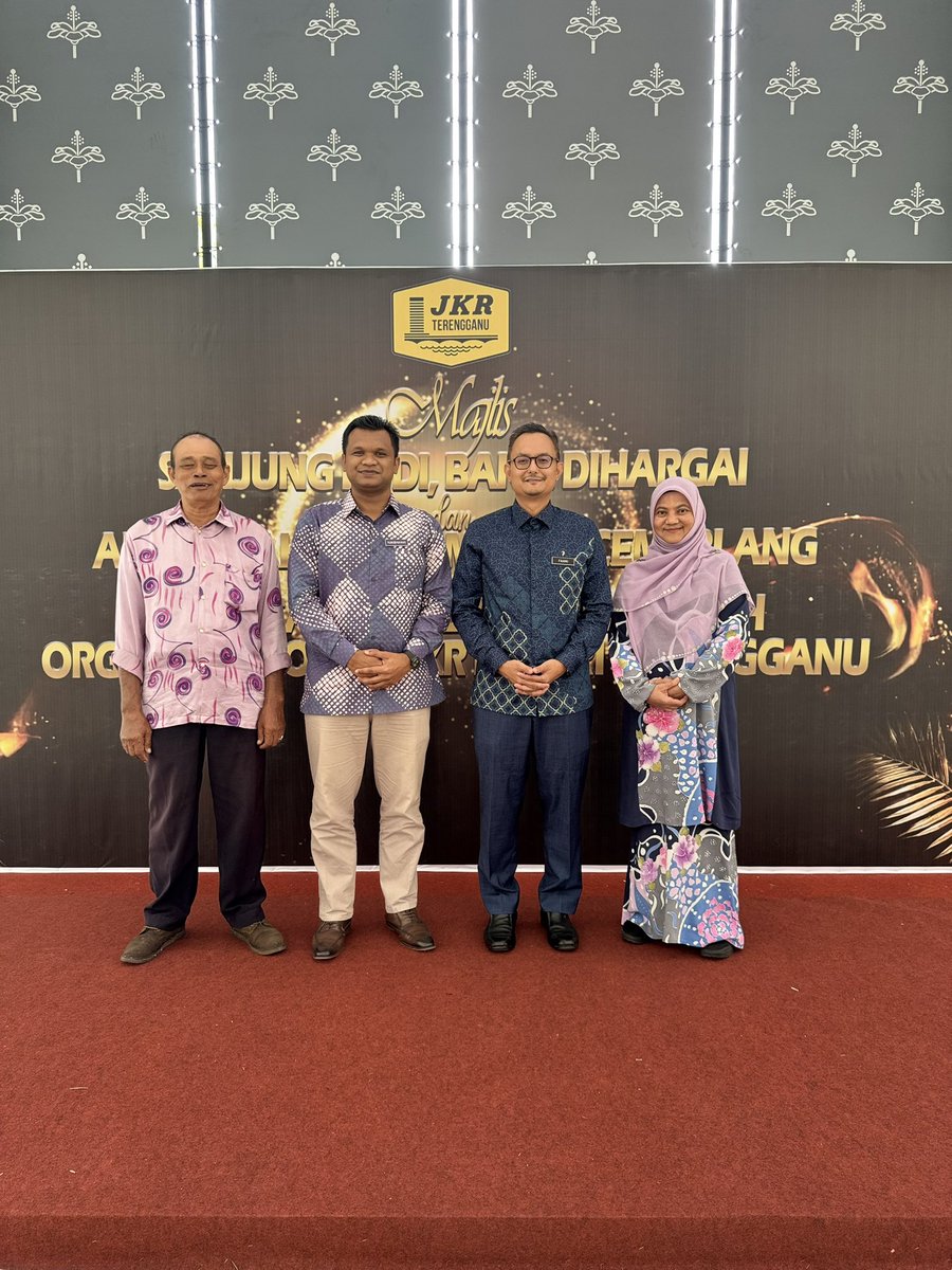 JKR Bangunan Terengganu (@jkrbangunantrg) on Twitter photo Bahagian Bangunan yang diketuai oleh JAKB menghadiri Majlis Sanjungan Budi, Bakti Dihargai & Anugerah Perkhidmatan Cemerlang (APC) Bagi Tahun 2024 dan Pelancaran Buku Pelan Anti Rasuah (OACP) Jabatan Kerja Raya Negeri Terengganu. <a href="/JKRTerengganu/">JKR Terengganu</a> <a href="/HasliJKR/">Hasli Ibrahim (Ir. Dr.)</a> <a href="/MFahmi2nd/">Nur Fahmi</a> Bahagian Bangunan yang diketuai oleh JAKB menghadiri Majlis Sanjungan Budi, Bakti Dihargai & Anugerah Perkhidmatan Cemerlang (APC) Bagi Tahun 2024 dan Pelancaran Buku Pelan Anti Rasuah (OACP) Jabatan Kerja Raya Negeri Terengganu. <a href="/JKRTerengganu/">JKR Terengganu</a> <a href="/HasliJKR/">Hasli Ibrahim (Ir. Dr.)</a> <a href="/MFahmi2nd/">Nur Fahmi</a>