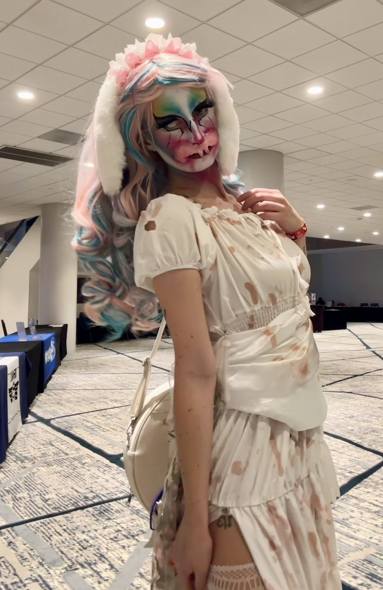 scraani's tweet photo. scaring locals @ #animeusa https://t.co/SWEStX3ajR