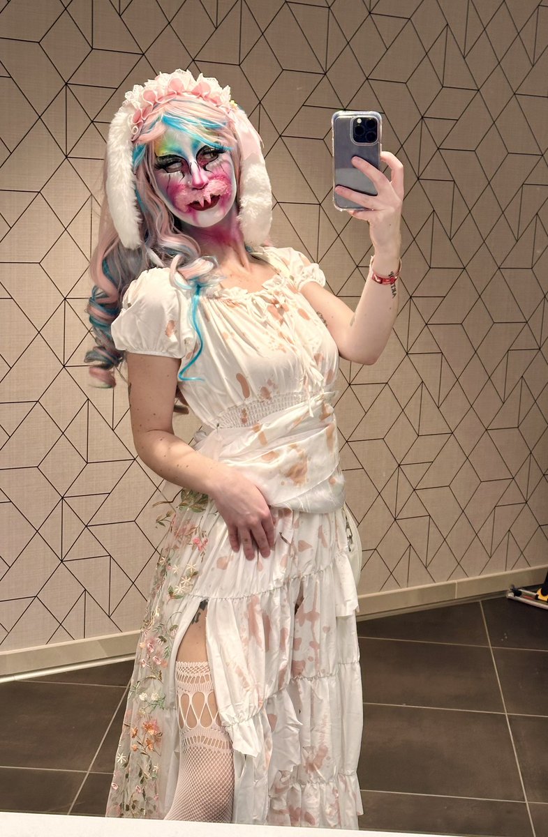 scraani's tweet photo. scaring locals @ #animeusa https://t.co/SWEStX3ajR