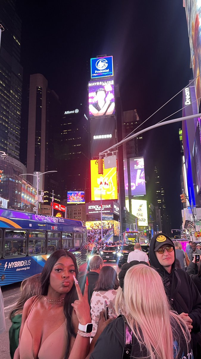 BadLikeNicki's tweet photo. Well I can say @NICKIMINAJ did inadvertently help me cross a line off my #BUCKETLIST 

(One of them was to visit #NewYork )
@TimesSquareNYC 
@JayyMaraj2 

#callingAllbarbz @NICKIMINAJ @shopify/ @pinkfridaynails(pop up )

#GagCityWORLDTour #Nickiminaj #GagCityQueens  #gagcitytour #nickiannouncement 
#PinkFriday2 #PinkFriday2tour  @celebslovenickiminaj #celebslovenickiminaj