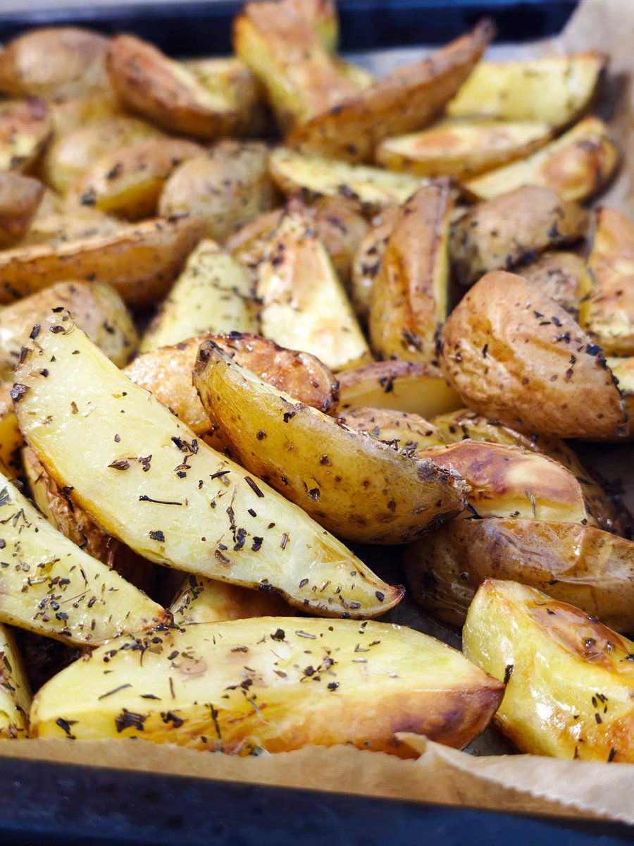 У вас в хаті підліток, а ви впахували весь тиждень не присідаючи?( в моєму випадку, навпаки 🤣), а в суботу ще й навчалися з ранку до ночі,то ось вам лайфак . Картопелька. Спеції.Духовка.  40 хвилин і вуаля.Дитина сита.Мати все встигла і нікого не вбила.Щастя в світі побільшало