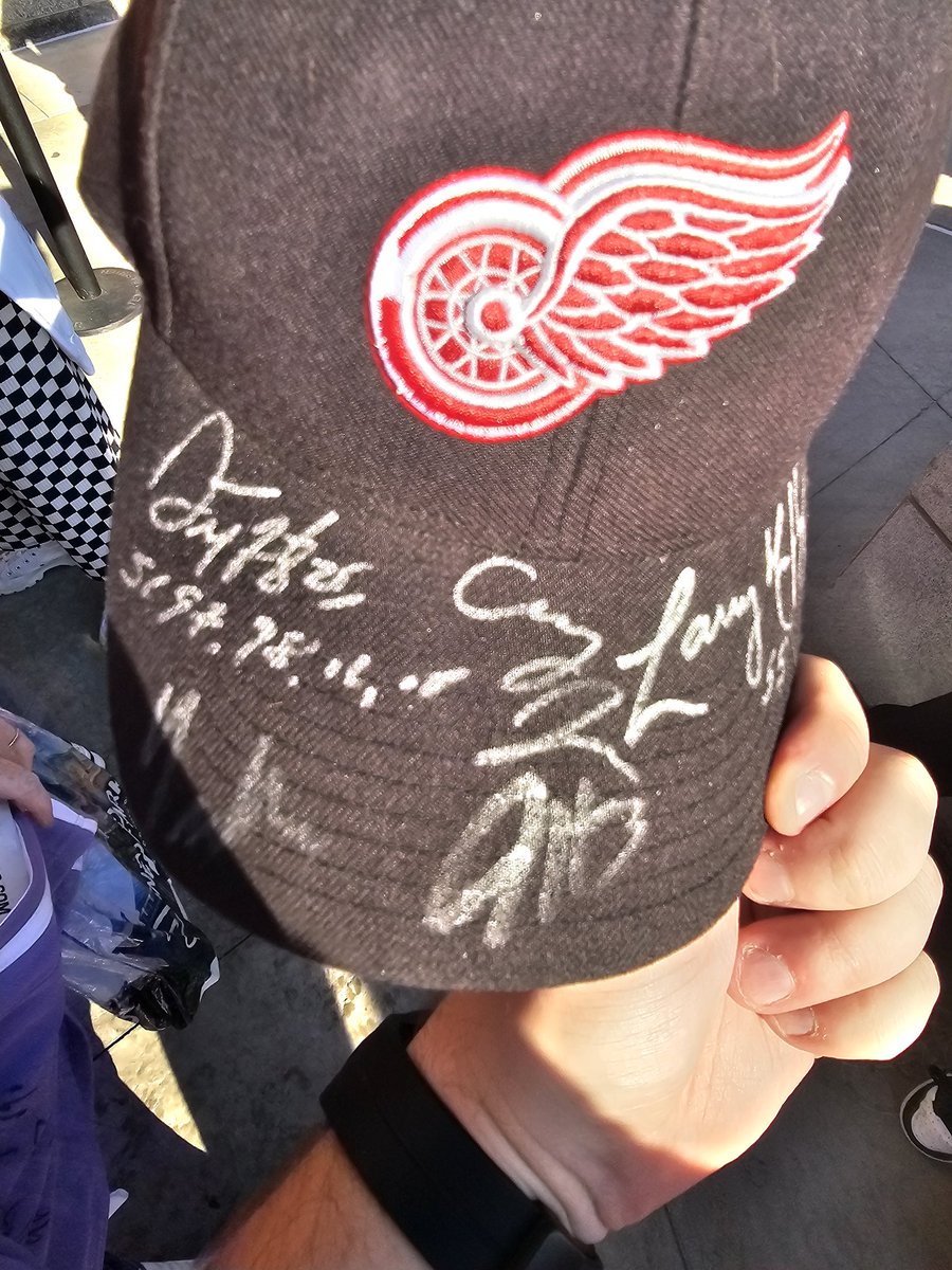 LordWalken's tweet image. Me and @StephaniFoster made the last second decision down to Detroit to see the @DetroitRedWings take on Nashville and take a 3-0 win! Got a few new signatures during the red carpet ceremony! Players Tyler Motte, and Justin Holl and Red Wings personality Carlye Johnston!!!