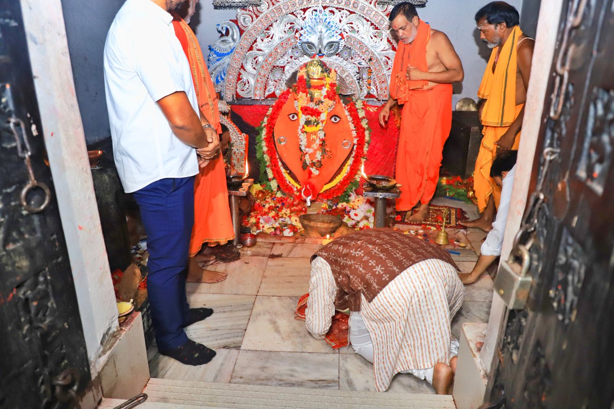 dpradhanbjp's tweet photo. ଦଶହରାର ଶୁଭ ଅବସରରେ ସମ୍ବଲପୁରର ଅଧିଷ୍ଠାତ୍ରୀ ଦେବୀ ମା’ ସମଲେଶ୍ୱରୀଙ୍କ ଦର୍ଶନ କରିବା ମୋର ସୌଭାଗ୍ୟ । ମା’  ହେଉଛନ୍ତି ପ୍ରତ୍ୟକ୍ଷ ଦେବୀ । ତାଙ୍କ ଶୁଭ ଆଶୀର୍ବାଦ ଆମ ସମସ୍ତଙ୍କ ଜୀବନରେ ଖୁସି ଓ ଆନନ୍ଦ ଭରିଦେଉ, ଏହା କାମନା । 

ଜୟ ମା ସମଲେଇ 🙏