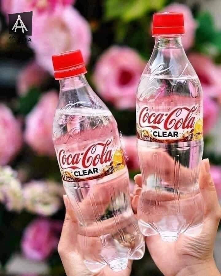 nicknewsok's tweet photo. Coca-Cola Clear es una versión sin color ni cafeína de la bebida refrescante Coca-Cola, lanzada en Japón en 2018. Esta variante se caracteriza por:

- Ser transparente y sin color.
- No contener cafeína.
- Mantener el sabor característico de Coca-Cola.
- Ser endulzada con azúcar y edulcorantes artificiales.

Características clave:

- Sabor: Igual que la Coca-Cola clásica, pero sin la cafeína.
- Color: Transparente.
- Ingredientes: Agua, azúcar, edulcorantes artificiales, ácido cítrico, conservantes y saborizantes.
- Calorías: Aproximadamente 140 por cada 12 onzas.

Lanzamiento:

- Coca-Cola Clear se lanzó en Japón en junio de 2018.
- Posteriormente se expandió a otros mercados asiáticos.

Reacciones:

- La respuesta del público fue mixta, con algunos que apreciaron la novedad y otros que la encontraron confusa.
- Algunos críticos argumentaron que la falta de color y cafeína alteraba la esencia de la Coca-Cola.

En resumen, Coca-Cola Clear es una variante única de la marca icónica, diseñada para aquellos que buscan una opción sin cafeína y con un aspecto innovador.

Fuente: Arttra