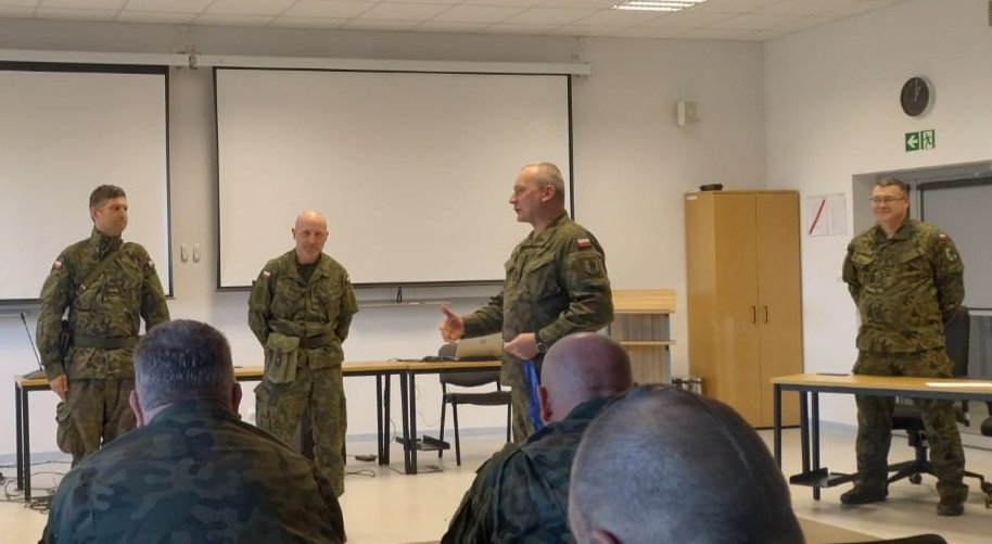 PKlejment's tweet image. Dziękuję za wyróżnienie. Dziekuję za możliwość powrotu po latach do mojej @CSSPKoszalin. To był dla mnie zaszczyt, że w czasie tych atrakcyjnych ćwiczeń, mogłem współpracować z zawodowymi profesjonalistami #7BOW i że jako rezerwista, przydać się jeszcze 🇵🇱 
@12Dywizja @WCR_Slupsk