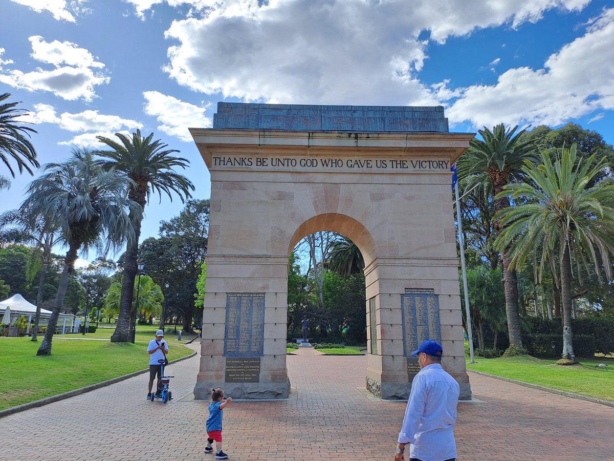 一年前的今天，送孩子來澳讀書。凌晨登上國泰航班，中午到達悉尼。孩子去了寄宿家庭,我在寶活逛街等老友收工返佢屋企。歷歷在目😀一年時間孩子獨立成長了許多，經歷了換寄宿家庭/換學校，全是他自己解決，我遠觀這一切欣慰無比啊！