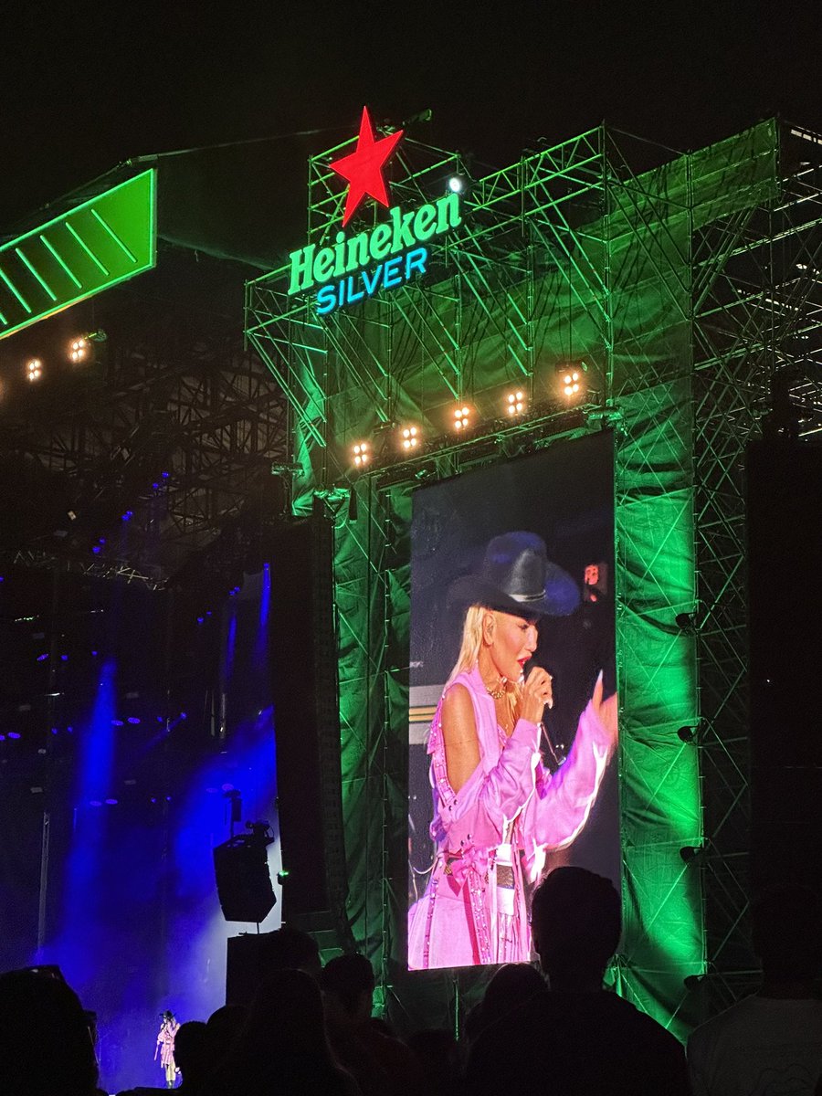 labule's tweet photo. #teamo @gwenstefani #HeinekenSilver @Heineken_MX #LiveOut https://t.co/QgsIqYRGVg