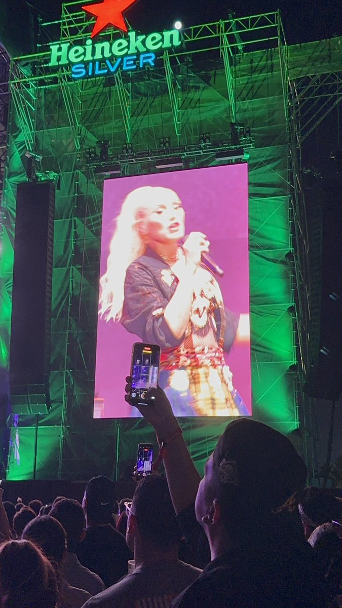 labule's tweet photo. #teamo @gwenstefani #HeinekenSilver @Heineken_MX #LiveOut https://t.co/QgsIqYRGVg