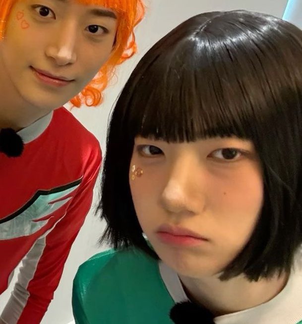 얹짅이 단발 보고 비웃는 구졈모
-> 하지만 자기의 머리를 보고 그만두는

이런 머리 하고 찍은 투샷이 너무 잘 어울려서 한번더 해줬으면🥹